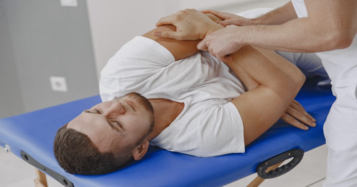 chiropractor for shoulder pain